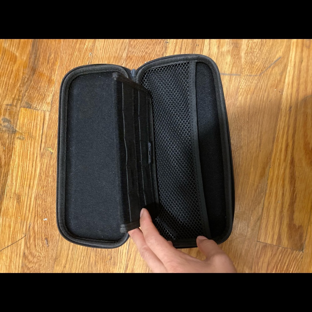 Nintendo switch red case - Picture 3 of 11